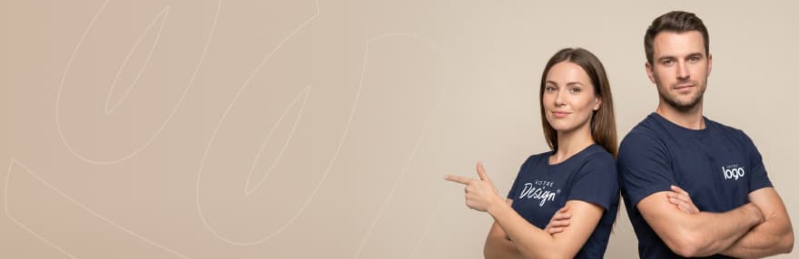 Deux personnes portant des t-shirts personnalisés