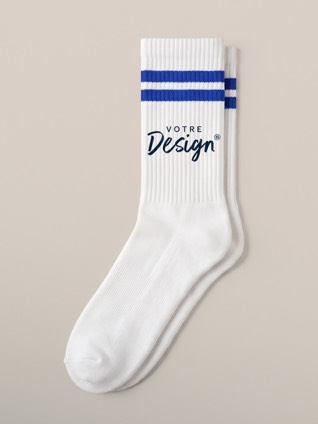 Une chaussette de sport blanche à rayures bleues, personnalisée d'un texte