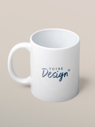 Un mug blanc en céramique personnalisé d'un texte