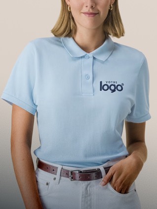 Une femme porte un polo rose personnalisé avec son logo