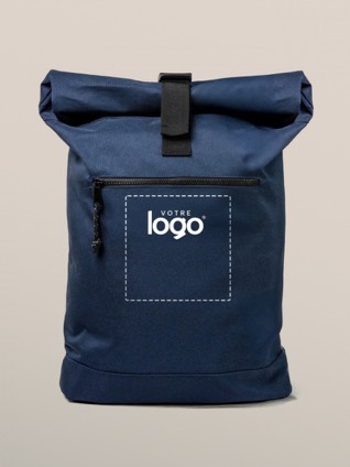 Un sac à dos bleu marine à rabat roulé, personnalisé d'un logo sur la poche avant