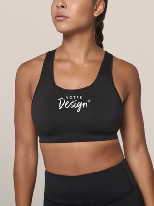 Une femme porte une brassière de sport noire personnalisée du logo de son club