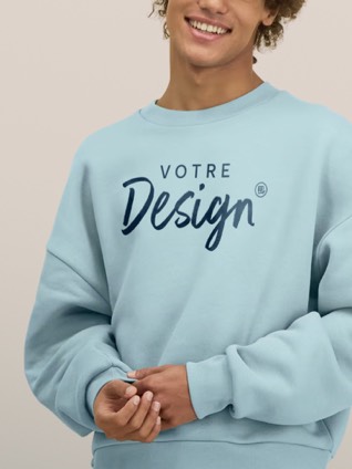 Une femme porte un sweat jaune personnalisé d'un logo sur le coeur