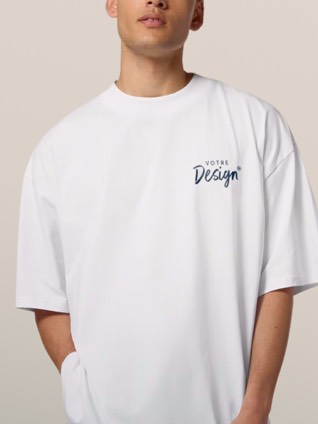 T-shirt personnalisé porté par un jeune homme