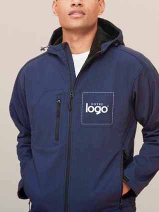 Un homme porte une veste softshell bleu marine à capuche, marquée d'un logo d'entreprise sur la poitrine