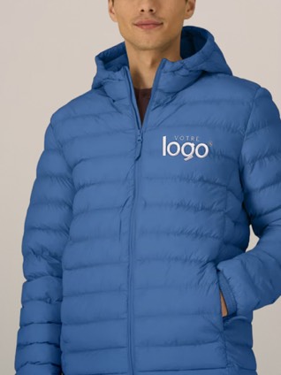 Un homme porte une parka marine personnalisée d'un logo au coeur