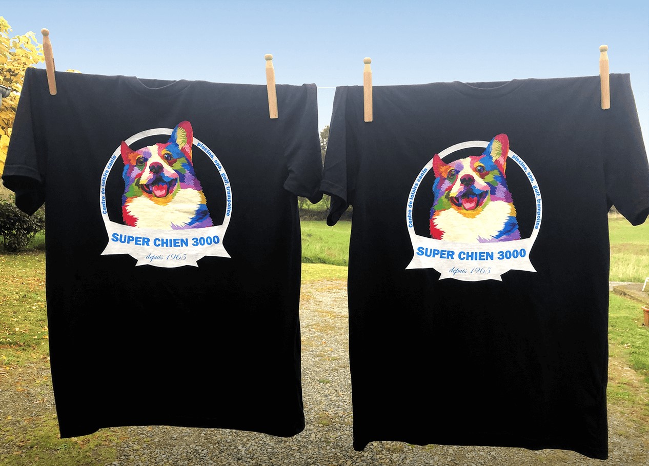 Deux tee shirts personnalisés étendus sur un fil à linge
