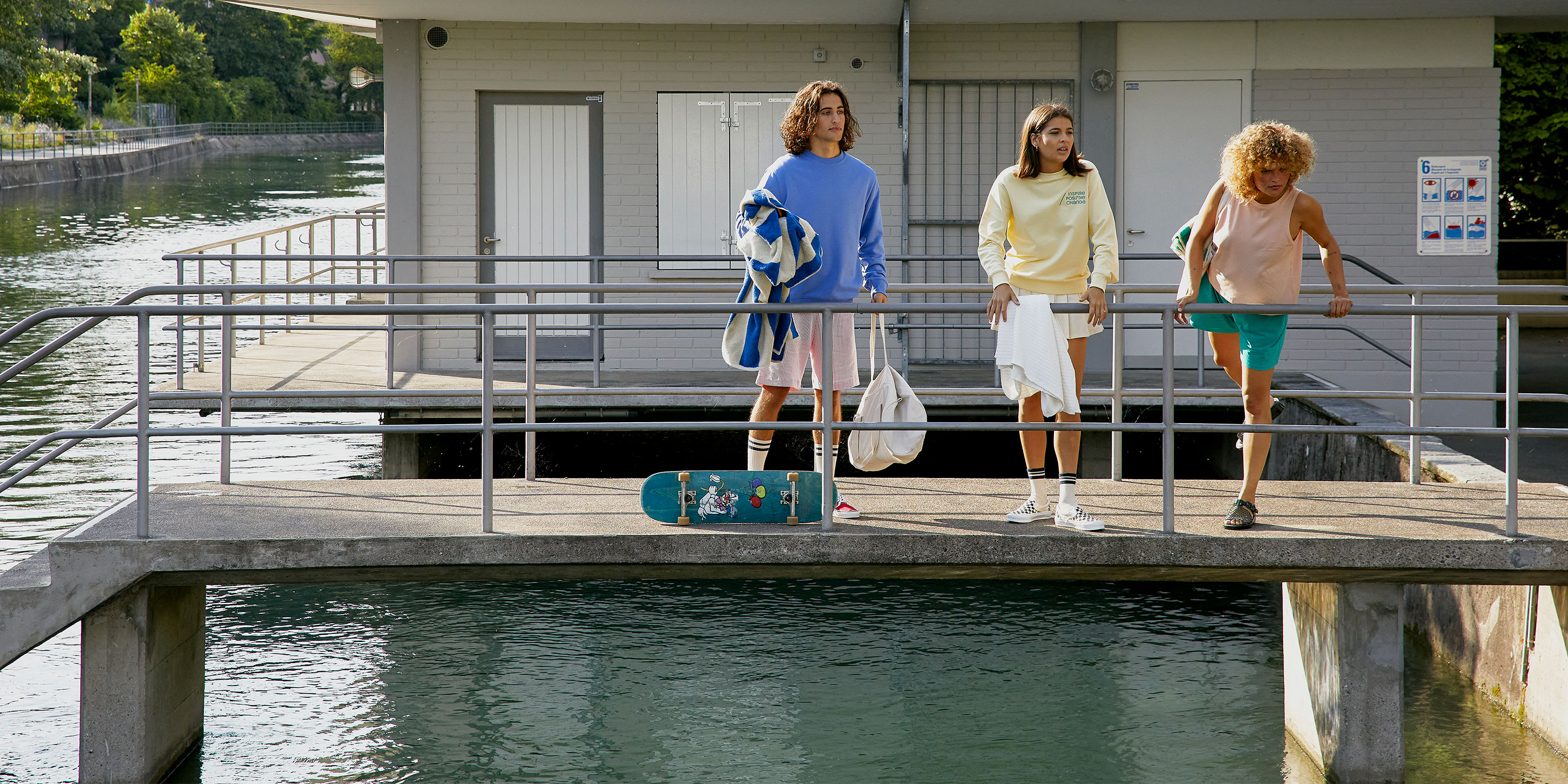 trois amis sur un ponton en suisse portant de la marque Stanley Stella à personnaliser chez mistertee.fr