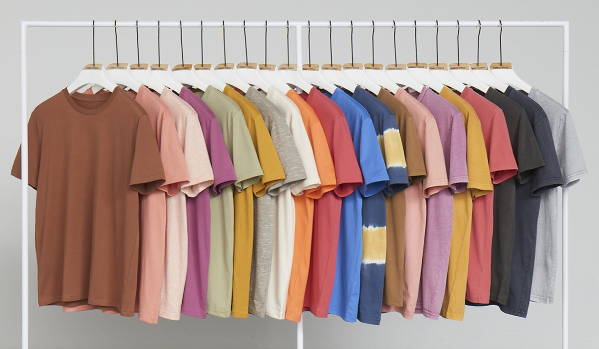 Collection de t-shirts Stanley/Stella dans les nouveaux coloris Automne/Hiver 2020 sur un portant blanc