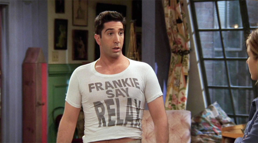 Ross de la série Friends avec un t-shirt trop court