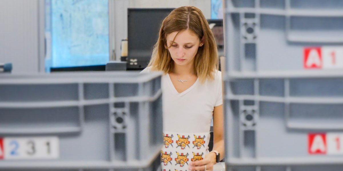Une femme prépare des logos en impression DTF