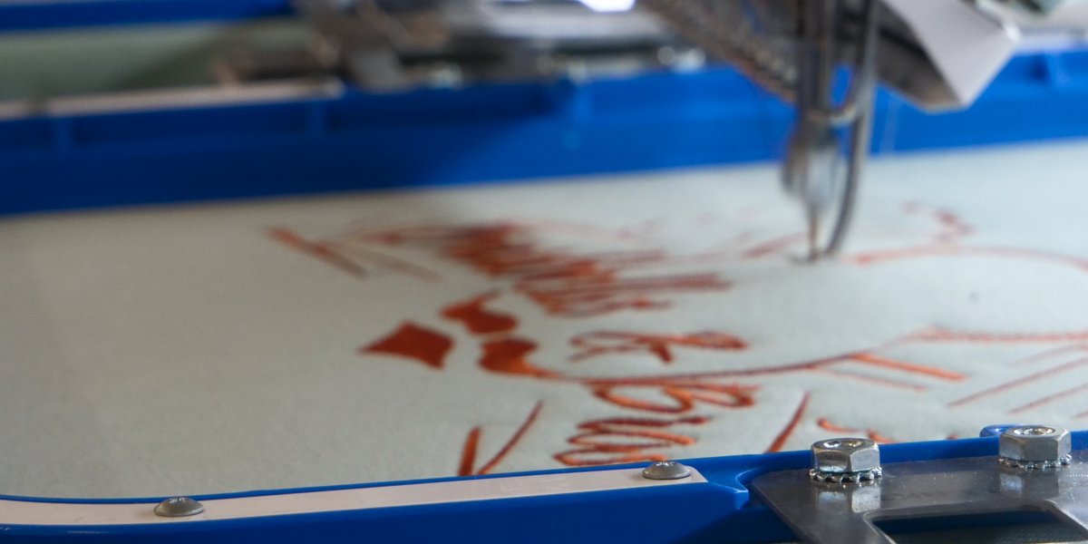 Un sweat en cours de broderie sur machine