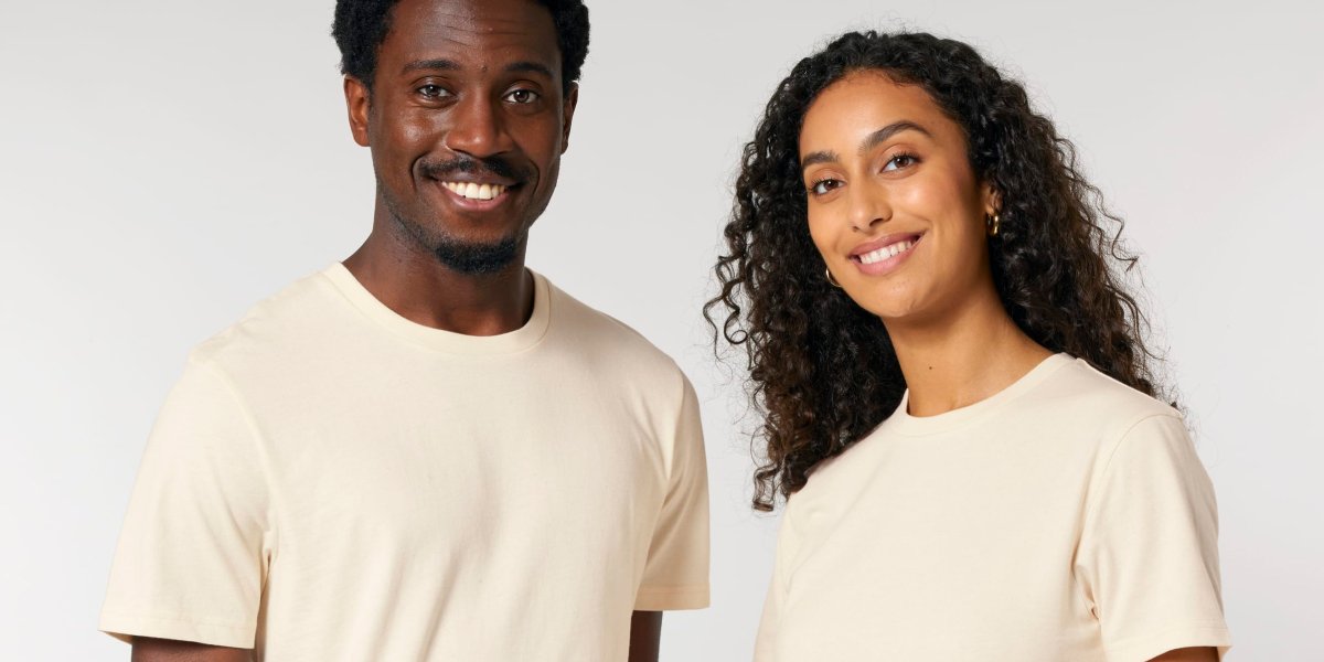 Un homme et une femme portent un t-shirt beige