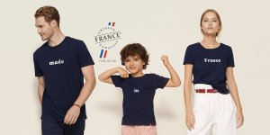 famille avec homme, femme, enfant portant des t-shirts français personnalisés