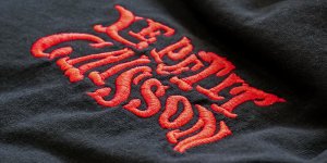 T-shirt avec logo brodé rouge au coeur