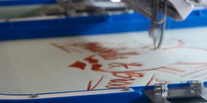 Un sweat en cours de broderie sur machine