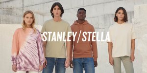 Deux hommes et deux femmes portent la collection de vêtement Automne/Hiver 2020 de la marque Stanley/Stella