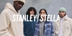 quatre jeunes avec les nouveautés de la collection automne hiver 2022 de la marque Stanley Stella