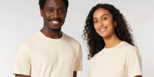 Un homme et une femme portent un t-shirt beige