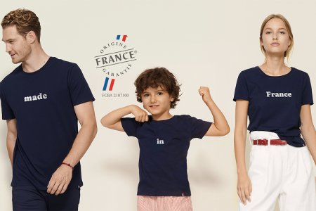 famille avec homme, femme, enfant portant des t-shirts français personnalisés