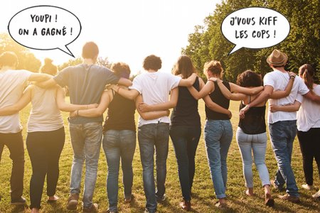 Un groupe d'amis étudiants marchent dans une prairie en se tenant par la taille et les épaules