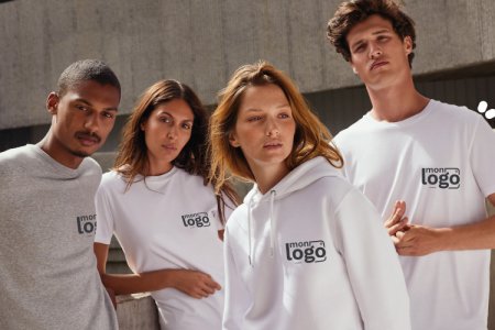 quatre étudiants avec des t-shirts et sweats personnalisés
