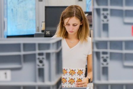 Une femme prépare des logos en impression DTF