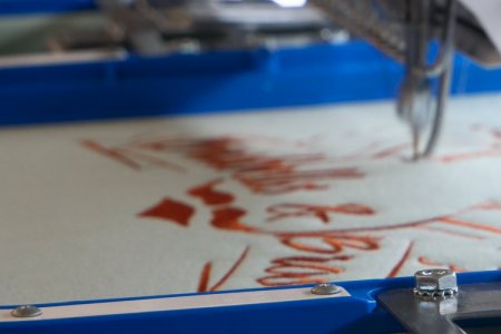 Un sweat en cours de broderie sur machine
