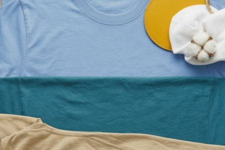 T-shirts bleu, vert et beige 