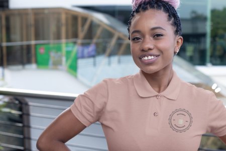 femme avec un polo personnalisé