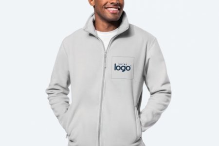 Un homme porte une veste polaire grise avec un visuel "votre logo" au coeur