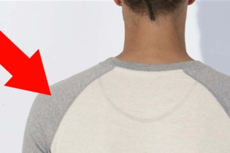 Une flèche rouge pointe les coutures diagonales d'une manche raglan