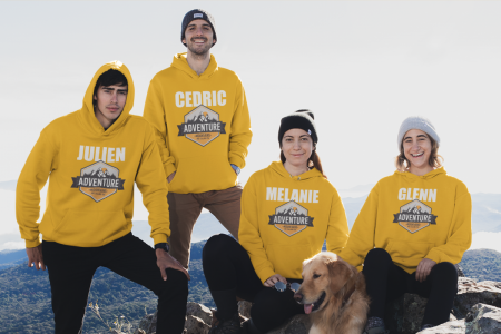 4 jeunes adultes avec des sweats personnalisés