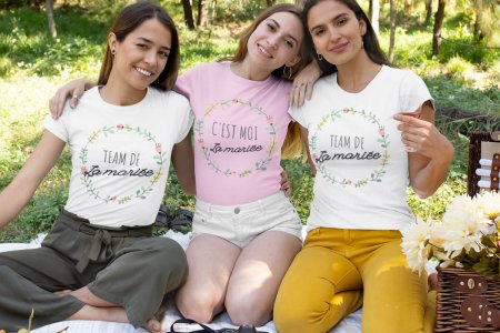 trois femmes à un EVJF avec des tee shirts personnalisés
