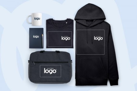 Welcome pack avec mug, carnet, t-shirt, sweat à capuche et pochette d'ordinateur