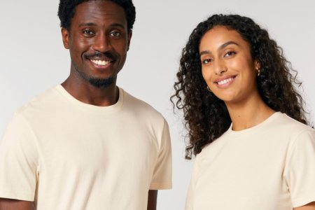 Un homme et une femme portent un t-shirt beige