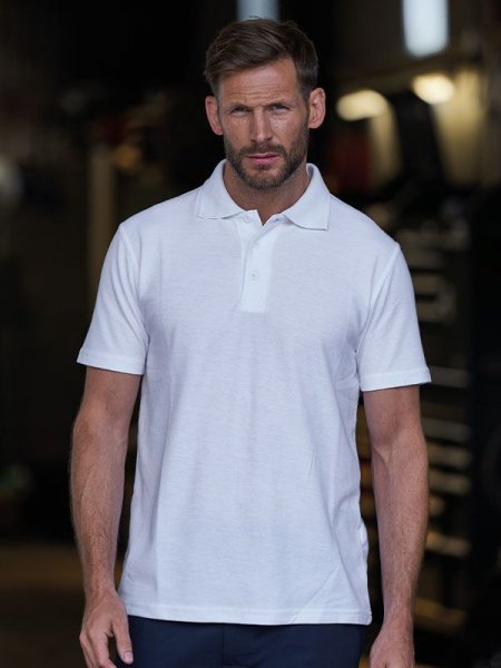 Polo homme pas cher blanc à manches courtes porté mannequin homme porte polo blanc à manches courtes