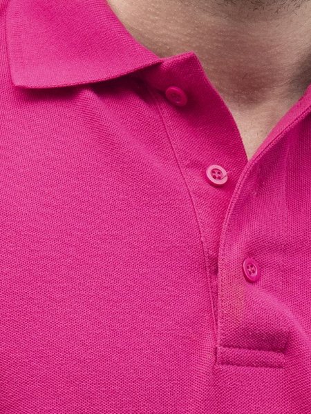 zoom col et bouton polo rose zoom sur le col et les boutons d'un polo rose