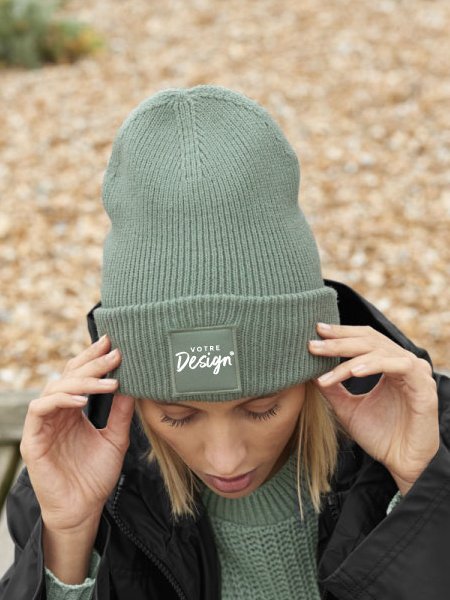 mannequin femme de face portant le Bonnet patch personnalisable