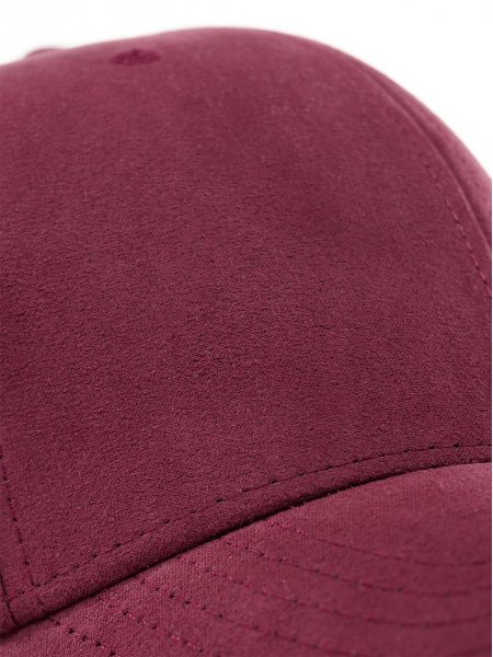 Zoom sur la matière daim de la casquette Daim AT058 en coloris Burgundy