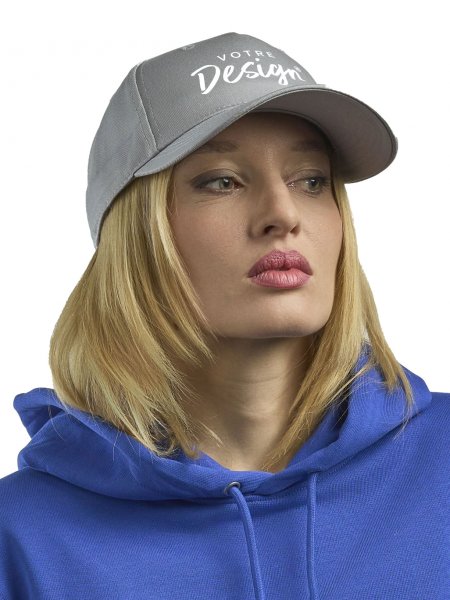 mannequin femme de face portant la casquette sport AT183 à personnaliser 