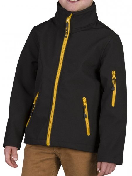 La veste softshell personnalisable PK767 en coloris Black Gold Le mannequin enfant porte la veste softshell à zips bicolores PK767 personnalisable en coloris Black Gold