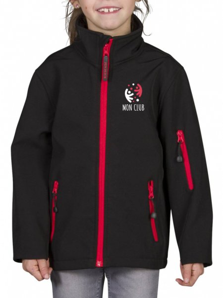 La PK767 à zips contrastés personnalisable en coloris Black Red Le mannequin enfant porte la veste softshell zippée contrastée PK767 à personnaliser en coloris Black Red