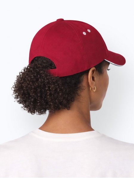 Mannequin femme de dos portant la casquette B15c couleur classic red/white Mannequin femme de dos portant la casquette B15c couleur classic red/white