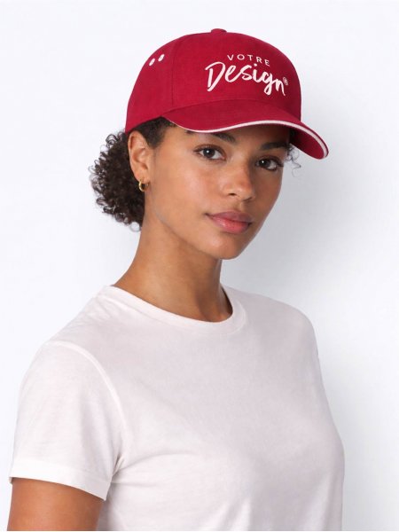 Mannequin femme de face portant la casquette B15c couleur classic red/white Mannequin femme de face portant la casquette B15c couleur classic red/white