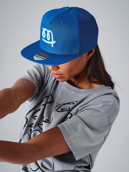 femme portant une casquette bleue personnalisée avec un logo 