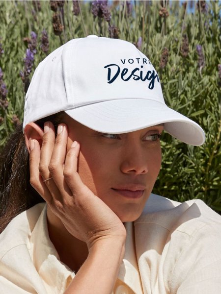 mannequin femme portant la casquette AUTHENTIC 5 PANEL CAP