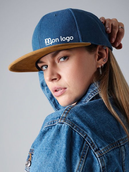 femme portant la casquette bi matière Denim et Daim personnalisée avec un logo 