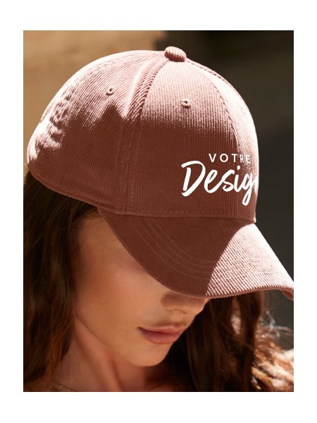 mannequin femme de face portant la Casquette baseball en velour personnalisable mannequin femme de face portant la Casquette baseball en velour personnalisable
