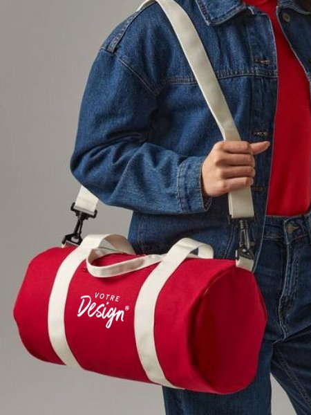 mannequin portant le Mini sac barrel personnalisable mannequin portant le Mini sac barrel personnalisable